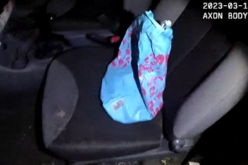 Polizei findet "quietschende" Plastiktüte in Auto: Der Inhalt des Beutels macht fassungslos