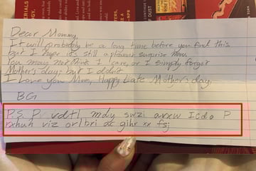 Frau findet Zettel in gebrauchtem Buch: Geheime Nachricht am Ende gibt ihr Rätsel auf