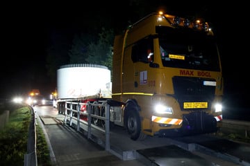 Chemnitz: Wegen Schwerlasttransport: Bundesstraße in Chemnitz stundenlang dicht