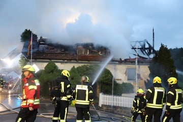 Einfamilienhaus brennt komplett aus: Feuerwehr entdeckt Stunden später Leiche des Bewohners