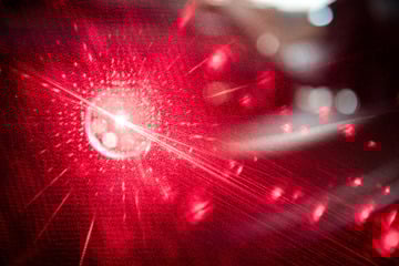 Aus einem Fenster heraus: Mann soll Streifenwagen mit Laserpointer geblendet haben