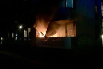 Berlin: Balkon steht in Tempelhof in Flammen: Feuerwehr verhindert Schlimmeres