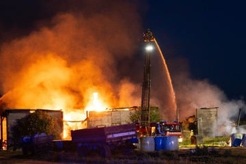 Großfeuer zerstört Scheune: Hoher Schaden