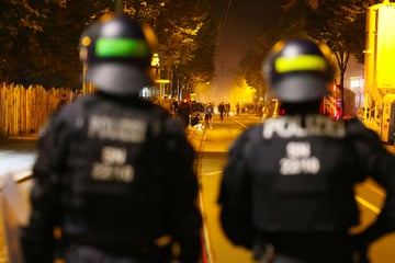 Hunderte Demonstranten ziehen durch Leipzig: Polizist in Klinik