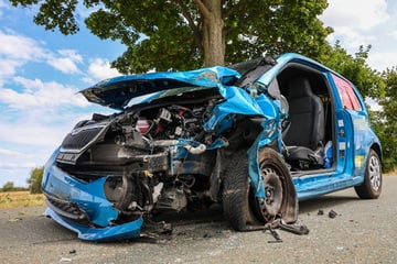 Heftiger Baum-Crash im Erzgebirge: Škoda-Fahrerin im Krankenhaus