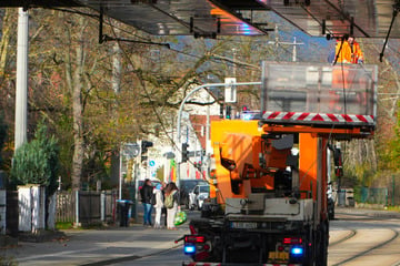 Leipzig: Lkw reißt Oberleitung ab: Hauptstraße gesperrt, Trams betroffen