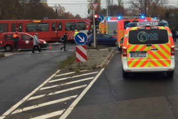 Straßenbahn mit rund 80 Menschen kracht in Bonn gegen Auto