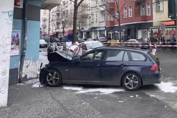 Schwerer Crash in Neukölln: Auto kracht gegen Hauswand