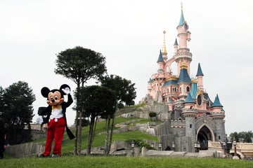 Befremdliche Szenen im Disneyland: Mann inszeniert Hochzeit mit Neunjähriger