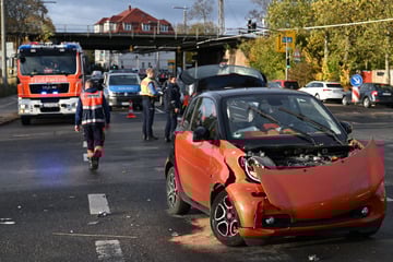 Kreuzungscrash in Leipzig: Feuerwehr und Polizei vor Ort