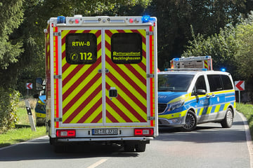 Kleiner Junge (1) fällt aus fahrendem Auto und wird von Rettungswagen erfasst