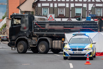 Radfahrerin von Kipplaster überrollt: Retter können ihr nicht mehr helfen