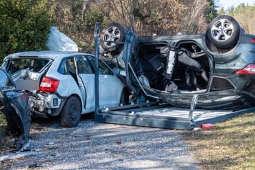 Schwerer Auffahrunfall: SUV überschlägt sich und walzt Bushaltestelle nieder