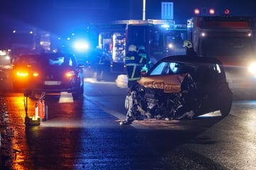 Unfall A46: Lebensgefährlich verletzt: Autofahrerin wird bei Unfall aus Kleinwagen geschleudert!