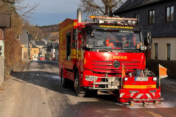 1000 Liter Öl ergießen sich auf Straße: Reinigung dauert Stunden