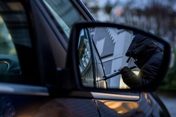 Mann bricht in Auto ein, doch dann gehen die Türen nicht mehr auf