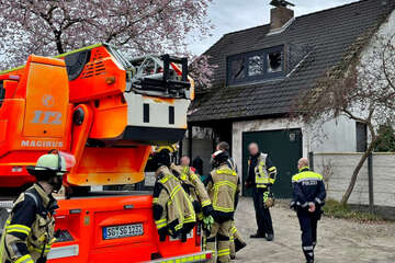 Einfamilienhaus steht in Flammen: Frau (†45) stirbt wenig später im Krankenhaus