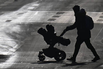 Škoda rammt Kinderwagen: Buggy überschlägt sich, Baby mit Hubschrauber in Klinik