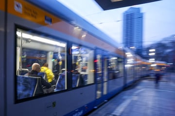 17-Jähriger hantiert in Leipziger Tram mit Luftdruckpistole: Kurz darauf schießt er mehrfach
