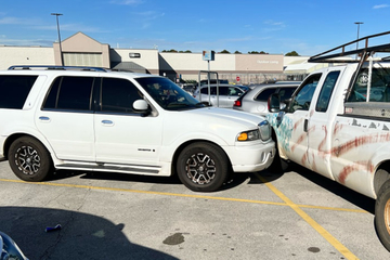 SUV kracht auf Parkplatz gegen zwei Autos: Als ein Zeuge den Fahrer sieht, stockt ihm der Atem!