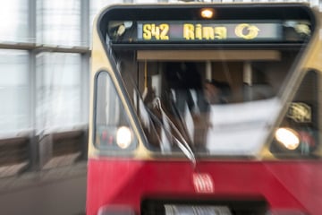 Berlin: Brand legt Berlins Ringbahn weiterhin lahm - Ersatzverkehr mit Bussen!