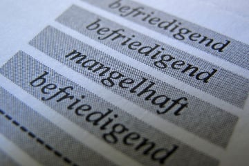 Schlechte Noten im Zeugnis? Drei Tipps, wie Eltern jetzt richtig reagieren
