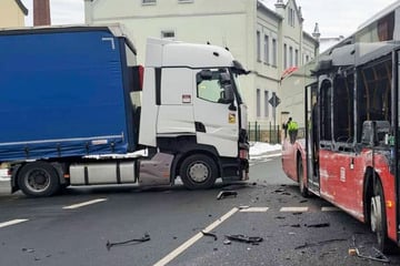 Lkw kracht in Linienbus: Ein Verletzter nach heftigem Zusammenstoß