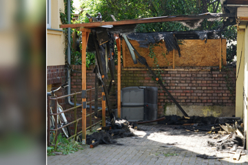 Leipzig: Carport in Leipzig in Flammen: Feuerwehr kann gerade noch Schlimmeres verhindern