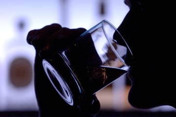 Bar-Schlägerei! Männer prügeln mit Stühlen und Gläsern aufeinander ein