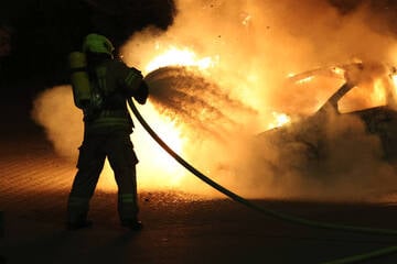 Berlin: Feuerteufel versetzt Schöneberg in Angst: Fünf Autos in einer Nacht abgefackelt