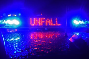 Unfall A7: Lastwagen kracht in Auto: Trümmerfeld und ein Toter auf der A7