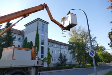 Lebensgefährlich verletzt: 40-Jähriger stürzt von Hebebühne