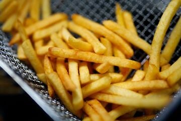 Vorsicht, rutschig! Ausgelaufenes Frittierfett sorgt für Gefahr auf Straße