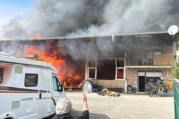 Großbrand in Niederkassel: Unimog fängt in Lagerhalle Feuer - NINA-App ausgelöst