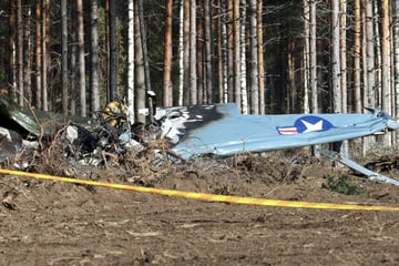 Flugzeug fängt kurz nach Start Feuer und stürzt ab: Zwei Tote!