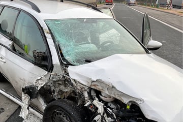 Unfall A9: Crash auf Autobahn-Parkplatz: VW-Fahrer pennt hinter seinem Steuer ein