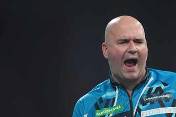 Familie "im Stich gelassen": Darts-Weltmeister wird nach Auftaktsieg emotional