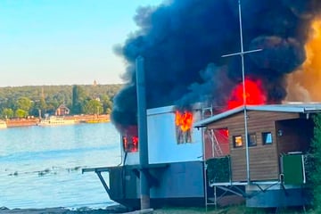 Schock für Gäste und Betreiber: Neubau von beliebtem Restaurantboot abgefackelt