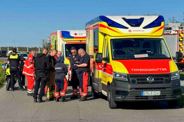 Mann und Frau von Boot in die Elbe geschleudert: Schiffsbesatzung eilt zu Hilfe
