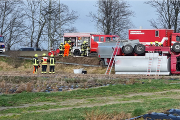 Unfall A57: Schwerer Unfall auf A57: Autobahn bleibt nach verunglücktem Lkw bis 19 Uhr gesperrt!
