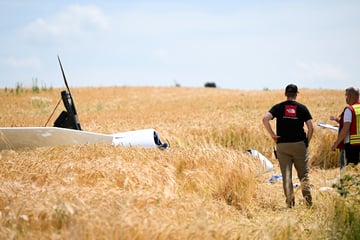 Kleinflugzeug stürzt auf Getreidefeld: Zwei Menschen sind tot
