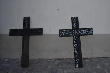 Verfassungsfeindliche Graffiti an Kirche geschmiert: Polizei sucht Zeugen!