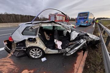 Unfall A9: A9 nach tödlichem Unfall gesperrt: VW kracht in Lkw