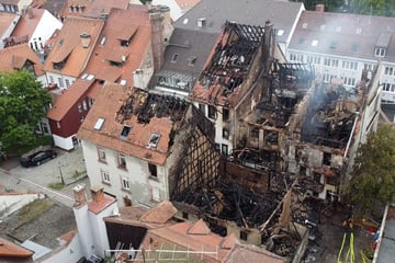 Nach Großbrand mit zwei eingestürzten Häusern: Gebäude müssen immer noch abkühlen