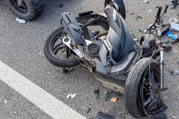 Motorrad kracht in Quad: Zwei Schwerverletzte und Hubschrauber-Einsatz