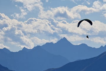 15 Meter in die Tiefe gestürzt: Frau nach Gleitschirmflug im Oberallgäu schwer verletzt