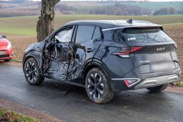 Baum-Crash in Mittelsachsen: Straße gesperrt