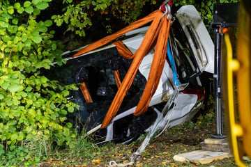 Großeinsatz in Weimar: Volvo aus der Ilm geholt, Brandspuren im Inneren