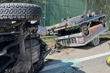 Unfall A23: Crash auf der A23: Anhänger überschlägt sich und kracht auf Oldtimer!