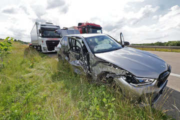 Unfall A4: BMW auf Lkw aufgefahren: A4 nach Unfall gesperrt